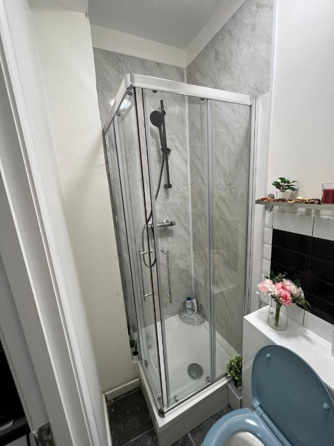 Lovely Apartment Close To Acton Central Station Londra Dış mekan fotoğraf